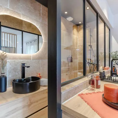 Le Petit Bastion, * לסקאר